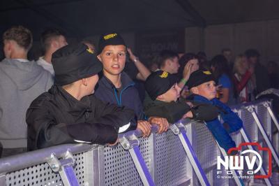 Tent was weer afgeladen op de eerste avond van het BigPop Festival met Zeroos Heroes, Piraten Power Hour en Outsiders.  - © NWVFoto.nl