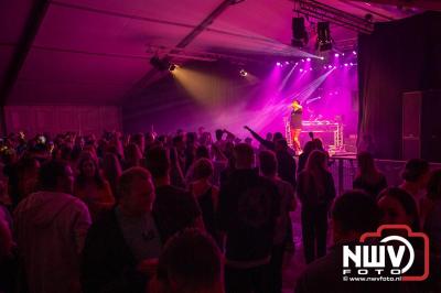 Tent was weer afgeladen op de eerste avond van het BigPop Festival met Zeroos Heroes, Piraten Power Hour en Outsiders.  - © NWVFoto.nl