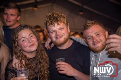 Tent was weer afgeladen op de eerste avond van het BigPop Festival met Zeroos Heroes, Piraten Power Hour en Outsiders.  - © NWVFoto.nl