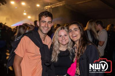 Tent was weer afgeladen op de eerste avond van het BigPop Festival met Zeroos Heroes, Piraten Power Hour en Outsiders.  - © NWVFoto.nl