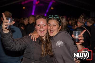 Tent was weer afgeladen op de eerste avond van het BigPop Festival met Zeroos Heroes, Piraten Power Hour en Outsiders.  - © NWVFoto.nl