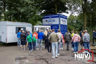 Bezoekers van een afgeladen Sportpark Mulderssingel in Wezep zien Ajax met 2-1 winnen in het oefenduel tegen Rangers FC. - © NWVFoto.nl