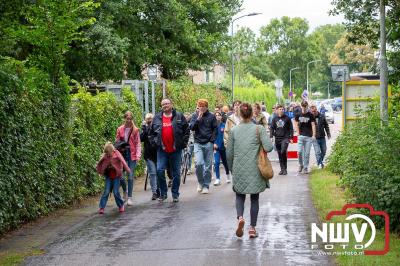 Bezoekers van een afgeladen Sportpark Mulderssingel in Wezep zien Ajax met 2-1 winnen in het oefenduel tegen Rangers FC. - © NWVFoto.nl