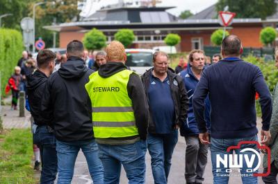 Bezoekers van een afgeladen Sportpark Mulderssingel in Wezep zien Ajax met 2-1 winnen in het oefenduel tegen Rangers FC. - © NWVFoto.nl