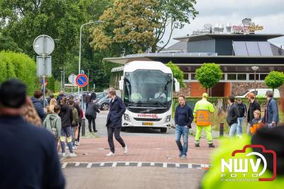 Bezoekers van een afgeladen Sportpark Mulderssingel in Wezep zien Ajax met 2-1 winnen in het oefenduel tegen Rangers FC. - © NWVFoto.nl