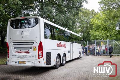 Bezoekers van een afgeladen Sportpark Mulderssingel in Wezep zien Ajax met 2-1 winnen in het oefenduel tegen Rangers FC. - © NWVFoto.nl