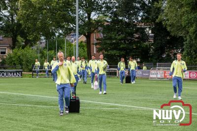 Bezoekers van een afgeladen Sportpark Mulderssingel in Wezep zien Ajax met 2-1 winnen in het oefenduel tegen Rangers FC. - © NWVFoto.nl