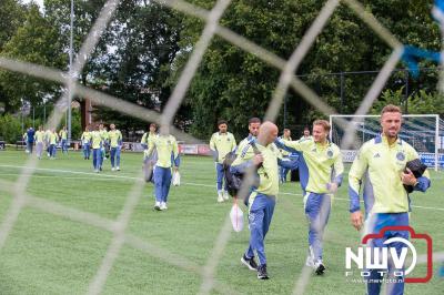 Bezoekers van een afgeladen Sportpark Mulderssingel in Wezep zien Ajax met 2-1 winnen in het oefenduel tegen Rangers FC. - © NWVFoto.nl