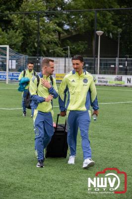 Bezoekers van een afgeladen Sportpark Mulderssingel in Wezep zien Ajax met 2-1 winnen in het oefenduel tegen Rangers FC. - © NWVFoto.nl