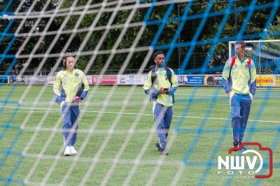 Bezoekers van een afgeladen Sportpark Mulderssingel in Wezep zien Ajax met 2-1 winnen in het oefenduel tegen Rangers FC. - © NWVFoto.nl