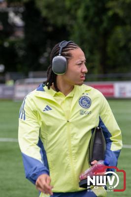 Bezoekers van een afgeladen Sportpark Mulderssingel in Wezep zien Ajax met 2-1 winnen in het oefenduel tegen Rangers FC. - © NWVFoto.nl