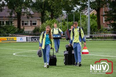 Bezoekers van een afgeladen Sportpark Mulderssingel in Wezep zien Ajax met 2-1 winnen in het oefenduel tegen Rangers FC. - © NWVFoto.nl