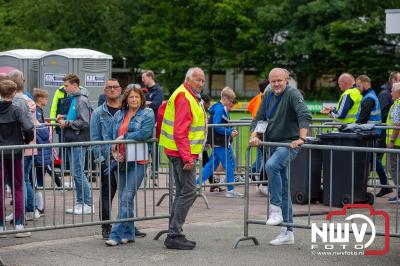 Bezoekers van een afgeladen Sportpark Mulderssingel in Wezep zien Ajax met 2-1 winnen in het oefenduel tegen Rangers FC. - © NWVFoto.nl