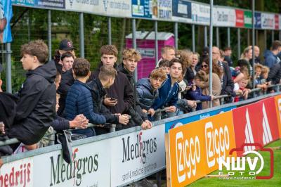 Bezoekers van een afgeladen Sportpark Mulderssingel in Wezep zien Ajax met 2-1 winnen in het oefenduel tegen Rangers FC. - © NWVFoto.nl