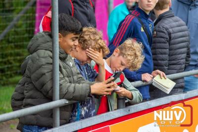 Bezoekers van een afgeladen Sportpark Mulderssingel in Wezep zien Ajax met 2-1 winnen in het oefenduel tegen Rangers FC. - © NWVFoto.nl