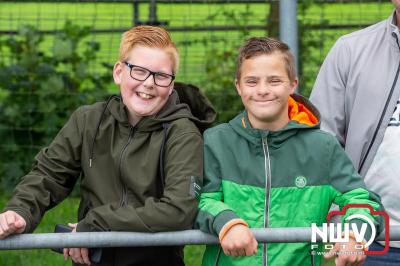 Bezoekers van een afgeladen Sportpark Mulderssingel in Wezep zien Ajax met 2-1 winnen in het oefenduel tegen Rangers FC. - © NWVFoto.nl