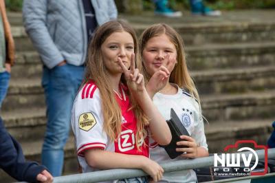 Bezoekers van een afgeladen Sportpark Mulderssingel in Wezep zien Ajax met 2-1 winnen in het oefenduel tegen Rangers FC. - © NWVFoto.nl