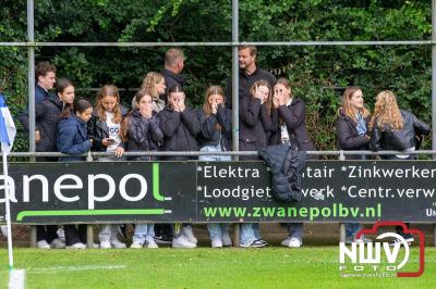 Bezoekers van een afgeladen Sportpark Mulderssingel in Wezep zien Ajax met 2-1 winnen in het oefenduel tegen Rangers FC. - © NWVFoto.nl