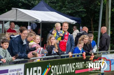 Bezoekers van een afgeladen Sportpark Mulderssingel in Wezep zien Ajax met 2-1 winnen in het oefenduel tegen Rangers FC. - © NWVFoto.nl