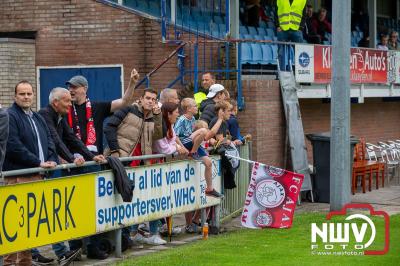 Bezoekers van een afgeladen Sportpark Mulderssingel in Wezep zien Ajax met 2-1 winnen in het oefenduel tegen Rangers FC. - © NWVFoto.nl