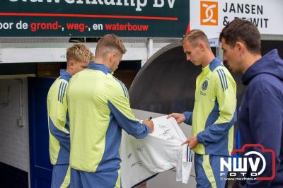 Bezoekers van een afgeladen Sportpark Mulderssingel in Wezep zien Ajax met 2-1 winnen in het oefenduel tegen Rangers FC. - © NWVFoto.nl