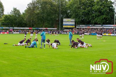 Bezoekers van een afgeladen Sportpark Mulderssingel in Wezep zien Ajax met 2-1 winnen in het oefenduel tegen Rangers FC. - © NWVFoto.nl