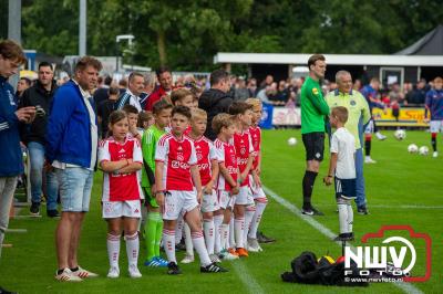 Bezoekers van een afgeladen Sportpark Mulderssingel in Wezep zien Ajax met 2-1 winnen in het oefenduel tegen Rangers FC. - © NWVFoto.nl