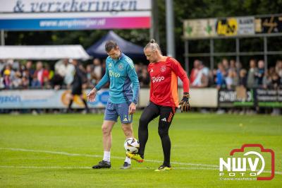 Bezoekers van een afgeladen Sportpark Mulderssingel in Wezep zien Ajax met 2-1 winnen in het oefenduel tegen Rangers FC. - © NWVFoto.nl