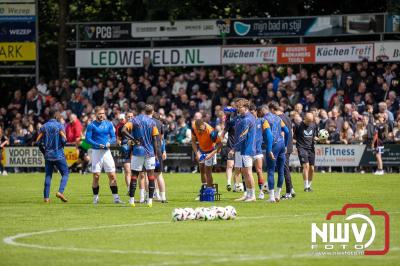 Bezoekers van een afgeladen Sportpark Mulderssingel in Wezep zien Ajax met 2-1 winnen in het oefenduel tegen Rangers FC. - © NWVFoto.nl