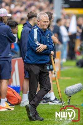 Bezoekers van een afgeladen Sportpark Mulderssingel in Wezep zien Ajax met 2-1 winnen in het oefenduel tegen Rangers FC. - © NWVFoto.nl