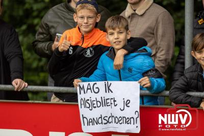 Bezoekers van een afgeladen Sportpark Mulderssingel in Wezep zien Ajax met 2-1 winnen in het oefenduel tegen Rangers FC. - © NWVFoto.nl