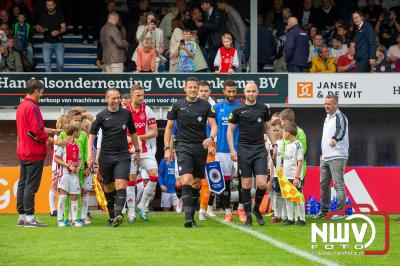 Bezoekers van een afgeladen Sportpark Mulderssingel in Wezep zien Ajax met 2-1 winnen in het oefenduel tegen Rangers FC. - © NWVFoto.nl