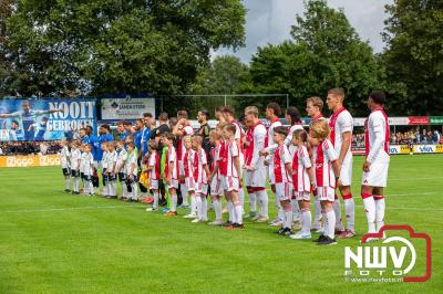 Bezoekers van een afgeladen Sportpark Mulderssingel in Wezep zien Ajax met 2-1 winnen in het oefenduel tegen Rangers FC. - © NWVFoto.nl