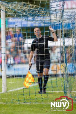 Bezoekers van een afgeladen Sportpark Mulderssingel in Wezep zien Ajax met 2-1 winnen in het oefenduel tegen Rangers FC. - © NWVFoto.nl