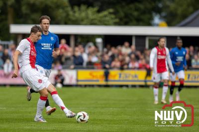 Bezoekers van een afgeladen Sportpark Mulderssingel in Wezep zien Ajax met 2-1 winnen in het oefenduel tegen Rangers FC. - © NWVFoto.nl