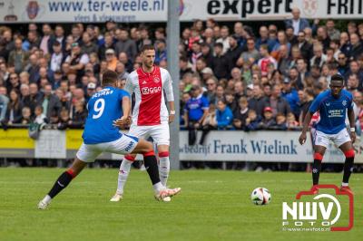 Bezoekers van een afgeladen Sportpark Mulderssingel in Wezep zien Ajax met 2-1 winnen in het oefenduel tegen Rangers FC. - © NWVFoto.nl