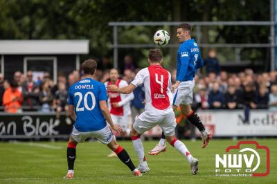 Bezoekers van een afgeladen Sportpark Mulderssingel in Wezep zien Ajax met 2-1 winnen in het oefenduel tegen Rangers FC. - © NWVFoto.nl