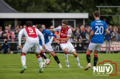 Bezoekers van een afgeladen Sportpark Mulderssingel in Wezep zien Ajax met 2-1 winnen in het oefenduel tegen Rangers FC. - © NWVFoto.nl