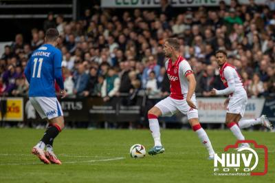 Bezoekers van een afgeladen Sportpark Mulderssingel in Wezep zien Ajax met 2-1 winnen in het oefenduel tegen Rangers FC. - © NWVFoto.nl