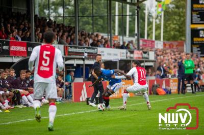 Bezoekers van een afgeladen Sportpark Mulderssingel in Wezep zien Ajax met 2-1 winnen in het oefenduel tegen Rangers FC. - © NWVFoto.nl