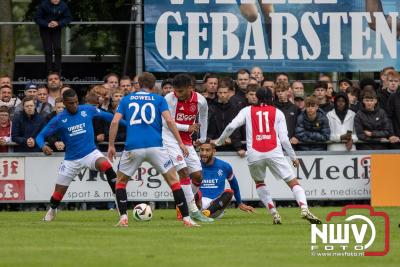 Bezoekers van een afgeladen Sportpark Mulderssingel in Wezep zien Ajax met 2-1 winnen in het oefenduel tegen Rangers FC. - © NWVFoto.nl