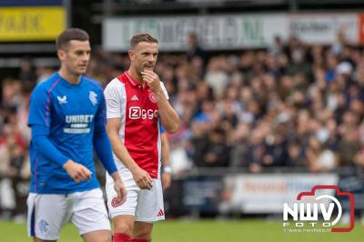 Bezoekers van een afgeladen Sportpark Mulderssingel in Wezep zien Ajax met 2-1 winnen in het oefenduel tegen Rangers FC. - © NWVFoto.nl