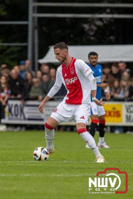 Bezoekers van een afgeladen Sportpark Mulderssingel in Wezep zien Ajax met 2-1 winnen in het oefenduel tegen Rangers FC. - © NWVFoto.nl