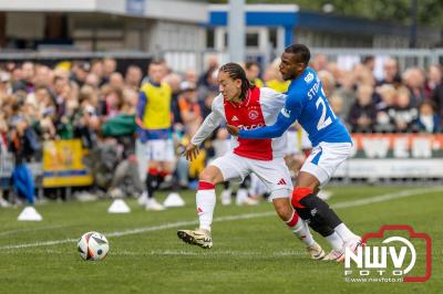 Bezoekers van een afgeladen Sportpark Mulderssingel in Wezep zien Ajax met 2-1 winnen in het oefenduel tegen Rangers FC. - © NWVFoto.nl