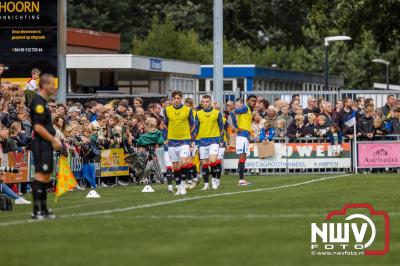 Bezoekers van een afgeladen Sportpark Mulderssingel in Wezep zien Ajax met 2-1 winnen in het oefenduel tegen Rangers FC. - © NWVFoto.nl