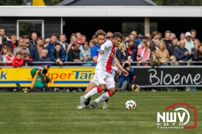 Bezoekers van een afgeladen Sportpark Mulderssingel in Wezep zien Ajax met 2-1 winnen in het oefenduel tegen Rangers FC. - © NWVFoto.nl