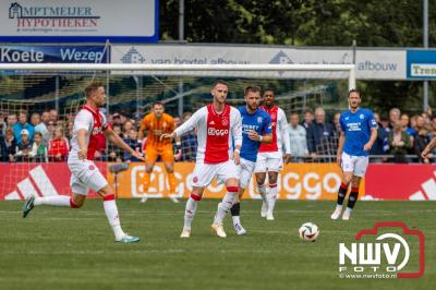 Bezoekers van een afgeladen Sportpark Mulderssingel in Wezep zien Ajax met 2-1 winnen in het oefenduel tegen Rangers FC. - © NWVFoto.nl