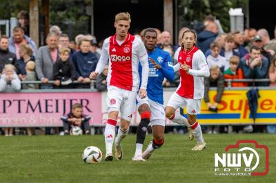 Bezoekers van een afgeladen Sportpark Mulderssingel in Wezep zien Ajax met 2-1 winnen in het oefenduel tegen Rangers FC. - © NWVFoto.nl