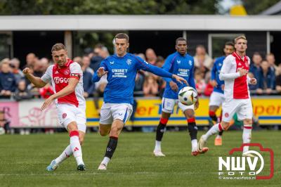 Bezoekers van een afgeladen Sportpark Mulderssingel in Wezep zien Ajax met 2-1 winnen in het oefenduel tegen Rangers FC. - © NWVFoto.nl