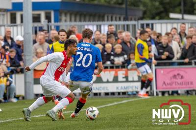 Bezoekers van een afgeladen Sportpark Mulderssingel in Wezep zien Ajax met 2-1 winnen in het oefenduel tegen Rangers FC. - © NWVFoto.nl